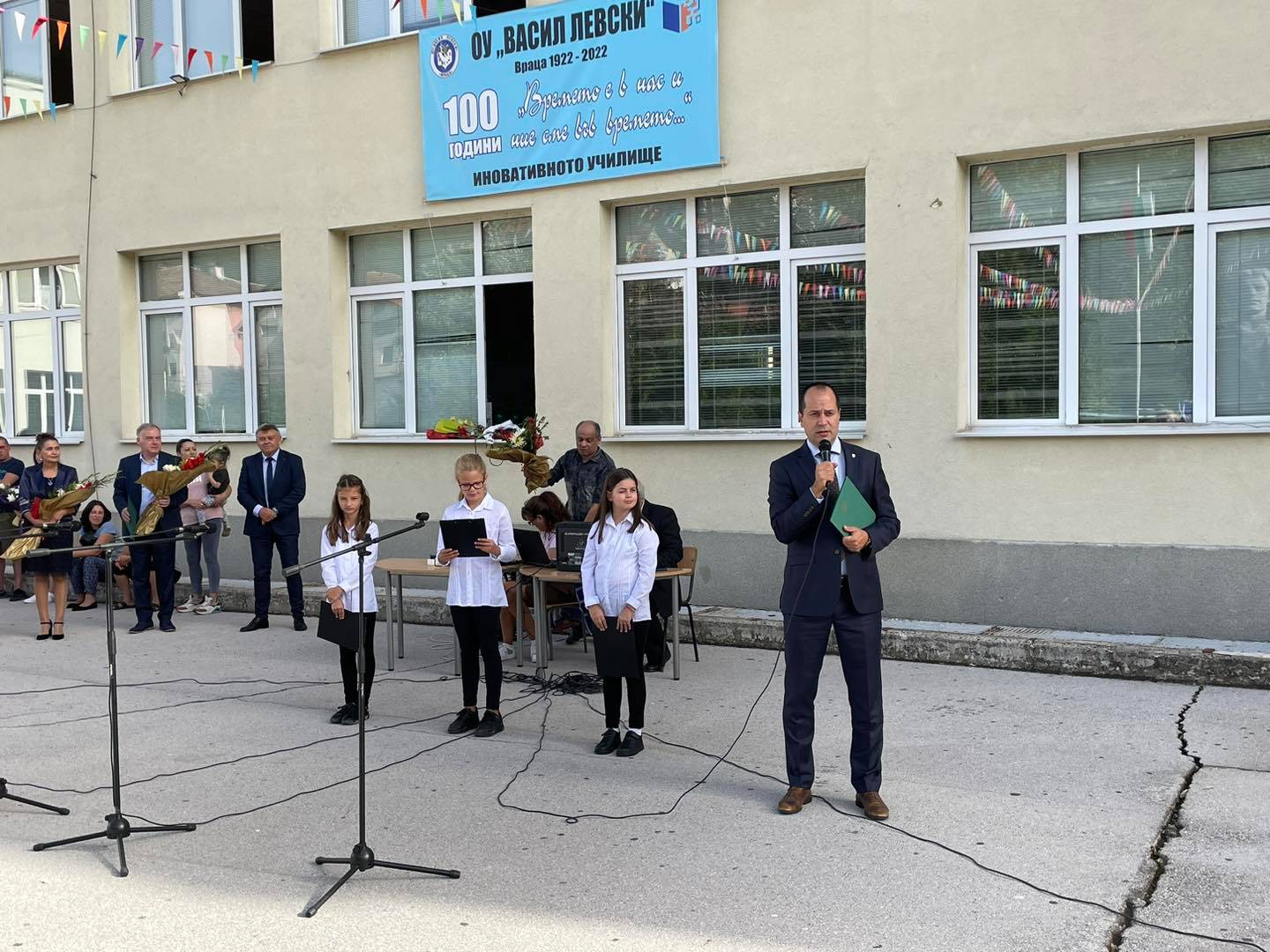 Калин Каменов на откриването на новата учебна година в ОУ В. Левски